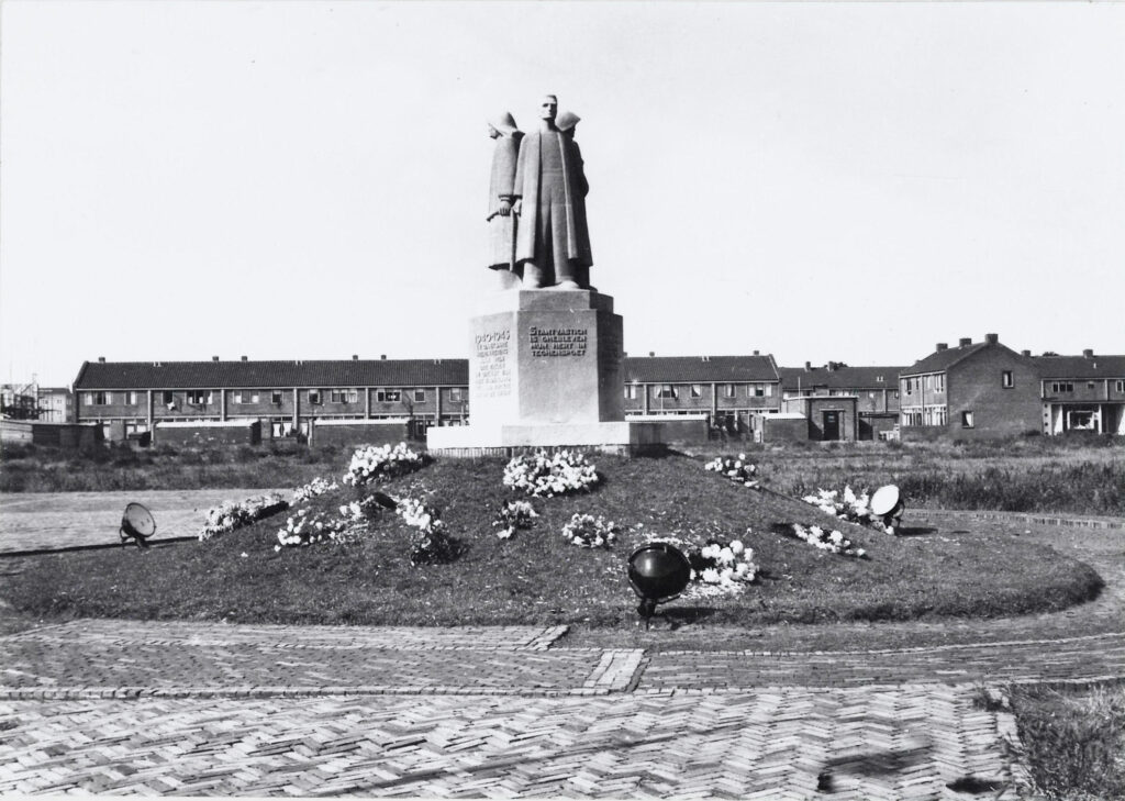 Na de oorlog was het Monument geplaatst op een terp t.h.v. de De Noostraat. I.v.m. de bouw van het stadhuis is het verplaatst naar de huidige plek. Deze foto dateert van 1950)