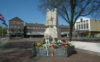 Bloemen leggen op 4 mei Plein 1945